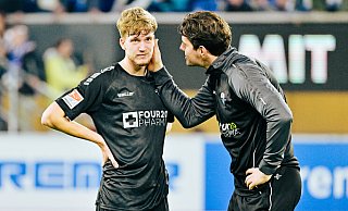 Zweitligadebütant Jascha Brandt wird nach dem Spiel von Reha-Trainer Nils Vogt getröstet. - BESIM MAZHIQI Zweitligadebütant Jascha Brandt wird nach dem Spiel von Reha-Trainer Nils Vogt getröstet. - BESIM MAZHIQI