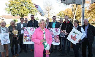 Monika Werner (vorne) von Salzkotten Marketing freut sich zusammen mit dem Organisationsteam, den vielen Helfern und Sponsoren, dass der 72. Martini-Markt in Salzkotten stattfinden kann. - Uwe Müller Monika Werner (vorne) von Salzkotten Marketing freut sich zusammen mit dem Organisationsteam, den vielen Helfern und Sponsoren, dass der 72. Martini-Markt in Salzkotten stattfinden kann. - Uwe Müller
