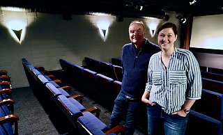 Im alten Kinossal: Jörg Erber und Juliane Bartelheimer sind froh, dass es ihn im Filmhaus noch gibt. - Peter Unger Im alten Kinossal: Jörg Erber und Juliane Bartelheimer sind froh, dass es ihn im Filmhaus noch gibt. - Peter Unger