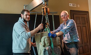 Am Flaschenzug schweben die Skulpturen eines Herbergsvaters und eines Pilgers ins Museum. Michael Düchting (r.) und Roman Lakemeier sorgen dafür, dass die Exponate unbeschadet ihr Ziel in der Ausstellung zur Stadtgeschichte in der Villa Schönfeld erreichen. - Ralf Bittner Am Flaschenzug schweben die Skulpturen eines Herbergsvaters und eines Pilgers ins Museum. Michael Düchting (r.) und Roman Lakemeier sorgen dafür, dass die Exponate unbeschadet ihr Ziel in der Ausstellung zur Stadtgeschichte in der Villa Schönfeld erreichen. - Ralf Bittner