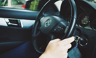 Ungewöhnliche Attacke auf Autofahrer in Bielefeld. Die Polizei konnte die Täter nicht mehr in Tatortnähe ausmachen. - Symbolfoto Ungewöhnliche Attacke auf Autofahrer in Bielefeld. Die Polizei konnte die Täter nicht mehr in Tatortnähe ausmachen. - Symbolfoto