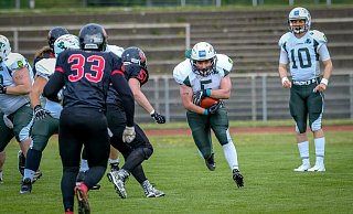 Bulldog Fabian Korbmacher macht sich auf den Weg. Rechts schaut Quarterback Niklas Gorny. - Andreas Zobe Bulldog Fabian Korbmacher macht sich auf den Weg. Rechts schaut Quarterback Niklas Gorny. - Andreas Zobe