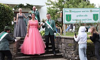 Von allen Seiten umjubelt und abgelichtet wird Eversens Königspaar Julia und Matthias Wennrich samt Hofstaat am Festsonntag empfangen. - Madita Schellenberg Von allen Seiten umjubelt und abgelichtet wird Eversens Königspaar Julia und Matthias Wennrich samt Hofstaat am Festsonntag empfangen. - Madita Schellenberg
