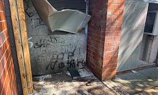 Es entstand hoher Sachschaden an der Halle. Die Schülerinnen und Schüler konnten unverletzt ins Freie geleitet werden. - Charlotte Mahncke Es entstand hoher Sachschaden an der Halle. Die Schülerinnen und Schüler konnten unverletzt ins Freie geleitet werden. - Charlotte Mahncke