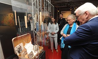 Interessiert schaute sich Bundespräsident Frank-Walter Steinmeier die Ausstellung zu Flüchtlingsstädten wie Espelkamp an, die das Deutsche Auswandererhaus in Bremerhaven konzipiert hat. Beobachtet von Simone Eick, Leiterin des Auswandererhauses, berichtete Zeizeugin Bettina Brath über ihre Geschichte. - Joern Spreen-Ledebur Interessiert schaute sich Bundespräsident Frank-Walter Steinmeier die Ausstellung zu Flüchtlingsstädten wie Espelkamp an, die das Deutsche Auswandererhaus in Bremerhaven konzipiert hat. Beobachtet von Simone Eick, Leiterin des Auswandererhauses, berichtete Zeizeugin Bettina Brath über ihre Geschichte. - Joern Spreen-Ledebur