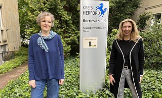 Claudia Werk (l.) und Michaela Rolf beraten mit ihrem insgesamt elfköpfigen Team Bürger in Krisensituationen. - Kreis Herford Claudia Werk (l.) und Michaela Rolf beraten mit ihrem insgesamt elfköpfigen Team Bürger in Krisensituationen. - Kreis Herford