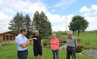 Jürgen Möller (l.), Jan-Christoper Koop sowie Margret und Manfred Büker diskutieren über das neue Windrad. - Sylvia Tetmeyer Jürgen Möller (l.), Jan-Christoper Koop sowie Margret und Manfred Büker diskutieren über das neue Windrad. - Sylvia Tetmeyer