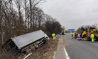Ein mit Hühnermist beladener Lastwagen liegt auf der Autobahn 2 in Richtung Hannover bei Porta Westfalica auf der Seite. - dpa Ein mit Hühnermist beladener Lastwagen liegt auf der Autobahn 2 in Richtung Hannover bei Porta Westfalica auf der Seite. - dpa