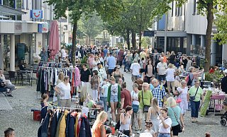 Der Bünder Flohmarkt zieht viele Besucher in die Innenstadt. - Jona Tamara Steffmann Der Bünder Flohmarkt zieht viele Besucher in die Innenstadt. - Jona Tamara Steffmann