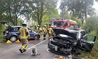 Der Tiguan (r.) geriet aus ungeklärter Ursache in den Gegenverkehr. Der Golf musste per Seilwinde die Böschung hinauf wieder auf die Straße gezogen werden. - Simone Flörke Der Tiguan (r.) geriet aus ungeklärter Ursache in den Gegenverkehr. Der Golf musste per Seilwinde die Böschung hinauf wieder auf die Straße gezogen werden. - Simone Flörke