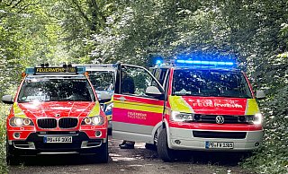 Knapp 40 Feuerwehrleute beteiligten sich bei der Personensuche auf dem Tallesee. Hier die Fahrzeuge der Einsatzleitung auf dem Schatenweg. - Ralph Meyer Knapp 40 Feuerwehrleute beteiligten sich bei der Personensuche auf dem Tallesee. Hier die Fahrzeuge der Einsatzleitung auf dem Schatenweg. - Ralph Meyer