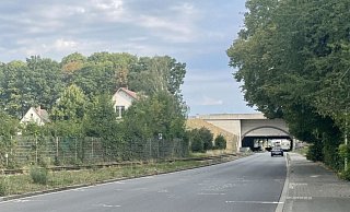 Montagmorgen, 8:30 Uhr: Rund dreißig Stunden nach dem tödlichen Unfall auf der Werftstraße ist das Hindernis auf der Fahrbahn sowie das Tempo-30-Schild mit dem Hinweis auf eine unebene Fahrbahn verschwunden. - Patrick Schwemling Montagmorgen, 8:30 Uhr: Rund dreißig Stunden nach dem tödlichen Unfall auf der Werftstraße ist das Hindernis auf der Fahrbahn sowie das Tempo-30-Schild mit dem Hinweis auf eine unebene Fahrbahn verschwunden. - Patrick Schwemling