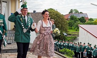Das Holtheimer Königspaar bilden Martin und Verena Temme. - Manfred Garreis Das Holtheimer Königspaar bilden Martin und Verena Temme. - Manfred Garreis