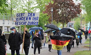 Vom Boras-Park aus zogen die "Friedensspaziergänger" durch die Innenstadt bis zum Wilhelm-Kern-Platz. - Klaus Frensing Vom Boras-Park aus zogen die "Friedensspaziergänger" durch die Innenstadt bis zum Wilhelm-Kern-Platz. - Klaus Frensing
