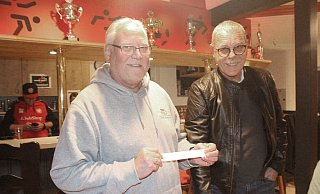 Alles im Griff: Michael Körtner (links, Vorsitzender von Rot-Weiß Rehme) präsentiert das Los SuS Wulferdingsen, das zuvor Norbert Sagowski gezogen hatte. - . Foto: Wolfgang Döbber Alles im Griff: Michael Körtner (links, Vorsitzender von Rot-Weiß Rehme) präsentiert das Los SuS Wulferdingsen, das zuvor Norbert Sagowski gezogen hatte. - . Foto: Wolfgang Döbber
