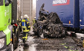 Der BMW X5 ist nach der Kollision kaum noch als Auto zu erkennen. Drei Männer sterben in dem Wrack. - Ralph Meyer Der BMW X5 ist nach der Kollision kaum noch als Auto zu erkennen. Drei Männer sterben in dem Wrack. - Ralph Meyer