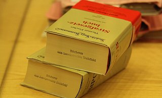 Das Landgericht Bielefeld hat unter Androhung polizeilicher Gewalt durchgesetzt, dass die Angeklagten ihre Coronaschutzmasken abnehmen. Ein wichtiger Zeuge sollte sie identifizieren. - Ulf Hanke Das Landgericht Bielefeld hat unter Androhung polizeilicher Gewalt durchgesetzt, dass die Angeklagten ihre Coronaschutzmasken abnehmen. Ein wichtiger Zeuge sollte sie identifizieren. - Ulf Hanke