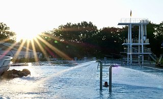 Die Sonne ist gerade aufgegangen, morgens um 6 Uhr im Wiesenbad in Bielefeld. - Peter Unger Die Sonne ist gerade aufgegangen, morgens um 6 Uhr im Wiesenbad in Bielefeld. - Peter Unger