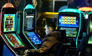 Längst ist der Fokus der Spieler von den Automaten zu den Online-Angeboten gewechselt. - Symbolfoto: Andreas Frücht Längst ist der Fokus der Spieler von den Automaten zu den Online-Angeboten gewechselt. - Symbolfoto: Andreas Frücht
