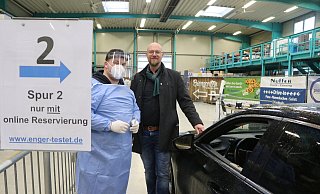 Organisatorischer Leiter Yannik Nuffer (l.) und Betreiber und fachlicher Leiter Jens Kosmiky in der Halle, in der sich die Drive-In-Teststelle befindet. - Ekkehard Wind Organisatorischer Leiter Yannik Nuffer (l.) und Betreiber und fachlicher Leiter Jens Kosmiky in der Halle, in der sich die Drive-In-Teststelle befindet. - Ekkehard Wind