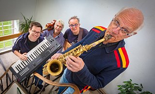 Der neue Chef der Musikschule POW und die Gründer, v. l.: Felix Hastrich (30) hat sich zu Peter Wolf und Andreas Klatt gesellt, Andreas Gummersbach gilt es zu ersetzen. - Mike-Dennis Müller / www.mdm.photo Der neue Chef der Musikschule POW und die Gründer, v. l.: Felix Hastrich (30) hat sich zu Peter Wolf und Andreas Klatt gesellt, Andreas Gummersbach gilt es zu ersetzen. - Mike-Dennis Müller / www.mdm.photo