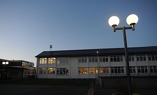 In der früheren Hauptschule in Wehdem ist derzeit Licht an, wenn die JFK-Kleiderkammer geöffnet hat. In dem Gebäude soll eine neue Kita eingerichtet werden. - Joern Spreen-Ledebur In der früheren Hauptschule in Wehdem ist derzeit Licht an, wenn die JFK-Kleiderkammer geöffnet hat. In dem Gebäude soll eine neue Kita eingerichtet werden. - Joern Spreen-Ledebur