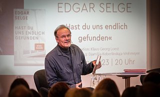 Auf der Lesebühne: Edgar Selge gab bereitwillig Auskunft über die Entstehungsgeschichte seines Buchs. - Mike-Dennis Müller Auf der Lesebühne: Edgar Selge gab bereitwillig Auskunft über die Entstehungsgeschichte seines Buchs. - Mike-Dennis Müller