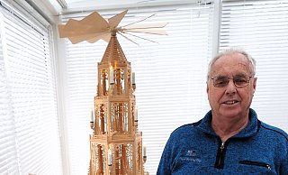Zwei Meter hoch ist die von Alfred Filter gebaute Weihnachtspyramide. Drehen wird sie sich am 18. Dezember in der Zeit von 16 Uhr bis 20 Uhr. - Josef Köhne Zwei Meter hoch ist die von Alfred Filter gebaute Weihnachtspyramide. Drehen wird sie sich am 18. Dezember in der Zeit von 16 Uhr bis 20 Uhr. - Josef Köhne