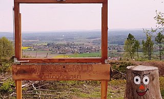 Tolles Fotomotiv: Durch einen großen Bilderrahmen können Spaziergänger den Blick bis zum Teutoburger Wald schweifen lassen. - Privat Tolles Fotomotiv: Durch einen großen Bilderrahmen können Spaziergänger den Blick bis zum Teutoburger Wald schweifen lassen. - Privat