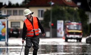 Die Heeper Straße wird zum reißenden Fluss. Ein Feuerwehrmann befreit die Gullys von Blättern und Schlamm, damit das Wasser ablaufen kann. Stundenlang sind die Wehrleute im Einsatz. - Sarah Jonek Die Heeper Straße wird zum reißenden Fluss. Ein Feuerwehrmann befreit die Gullys von Blättern und Schlamm, damit das Wasser ablaufen kann. Stundenlang sind die Wehrleute im Einsatz. - Sarah Jonek