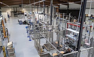 Beim Möbel-TÜV in Hiddenhausen sind verschiedenste Verfahren auf rund 1.500 Quadratmetern Fläche umsetzbar. - David Knapp Beim Möbel-TÜV in Hiddenhausen sind verschiedenste Verfahren auf rund 1.500 Quadratmetern Fläche umsetzbar. - David Knapp