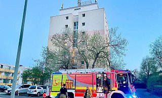 Etwa 20 Feuerwehrleute sind am Abend zu dem Hochhaus an der Paderborner Leuschnerstraße ausgerückt. - Ralph Meyer Etwa 20 Feuerwehrleute sind am Abend zu dem Hochhaus an der Paderborner Leuschnerstraße ausgerückt. - Ralph Meyer