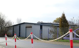 Die Ermittlungen konzentrierten sich auch auf die Halle und das Wohnhaus im Gewerbegebiet Hüllhorst-Schnathorst. Hier betrieb Jörg Döhnert die Firma Watertech. In einer Feuertonne wurden Überreste der Kleidung des Unternehmers gefunden. - Heike von Schulz Die Ermittlungen konzentrierten sich auch auf die Halle und das Wohnhaus im Gewerbegebiet Hüllhorst-Schnathorst. Hier betrieb Jörg Döhnert die Firma Watertech. In einer Feuertonne wurden Überreste der Kleidung des Unternehmers gefunden. - Heike von Schulz