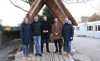 Sarah Heithölter (v. l.), Markus Knoblich, Andreas Hüffmann, Jörn-Uwe Wolff und Manuela Uphoff im neuen Holzhäuschen. - Björn Kenter Sarah Heithölter (v. l.), Markus Knoblich, Andreas Hüffmann, Jörn-Uwe Wolff und Manuela Uphoff im neuen Holzhäuschen. - Björn Kenter