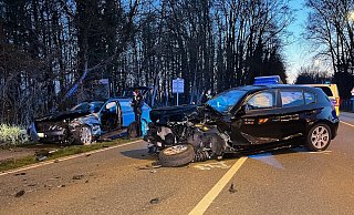 Bei einem Verkehrsunfall auf der B61 sind zwei Menschen schwer verletzt worden. - Thorsten Heß Bei einem Verkehrsunfall auf der B61 sind zwei Menschen schwer verletzt worden. - Thorsten Heß