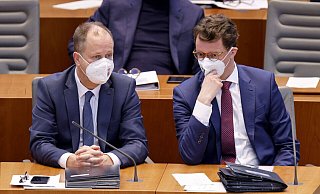 Joachim Stamp (FDP) und Hendrik Wüst (CDU) kommen mit ihren Fraktionen in einer neuen Umfrage in NRW nicht auf genügend Stimmen, um die Koalition fortzusetzen. - imago images/Future Image Joachim Stamp (FDP) und Hendrik Wüst (CDU) kommen mit ihren Fraktionen in einer neuen Umfrage in NRW nicht auf genügend Stimmen, um die Koalition fortzusetzen. - imago images/Future Image