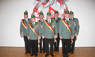 Die Platzmeistertruppe: Bataillonsfeldwebel André Ikenmeyer, Bataillonsfeldwebel Christoph Ruckmann, Bataillonsfeldwebel Detlef Hantke, Platzmajor Robin Röschlein, Bataillonsfeldwebel Werner Ellenbürger, Bataillonsfeldwebel Michael Meermeier und Bataillonsfeldwebel Edmund Koch. - Schützenbruderschaft Elsen Die Platzmeistertruppe: Bataillonsfeldwebel André Ikenmeyer, Bataillonsfeldwebel Christoph Ruckmann, Bataillonsfeldwebel Detlef Hantke, Platzmajor Robin Röschlein, Bataillonsfeldwebel Werner Ellenbürger, Bataillonsfeldwebel Michael Meermeier und Bataillonsfeldwebel Edmund Koch. - Schützenbruderschaft Elsen