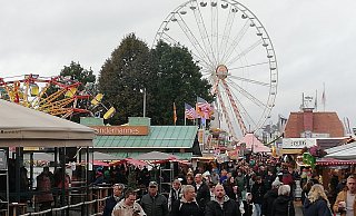 Tausende Gäste aus Niedersachsen und auch aus NRW zieht es zum Brockumer Markt. Sie genießen die einmalige Atmosphäre, die der Traditions-Rummel bietet. Bis Dienstagabend werden mehr als 200.000 Gäste erwartet. - Joern Spreen-Ledebur Tausende Gäste aus Niedersachsen und auch aus NRW zieht es zum Brockumer Markt. Sie genießen die einmalige Atmosphäre, die der Traditions-Rummel bietet. Bis Dienstagabend werden mehr als 200.000 Gäste erwartet. - Joern Spreen-Ledebur