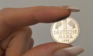 Eine D-Mark – mancher hat als Erinnerung an die Zeit vor der Umstellung noch einige Münzen aufbewahrt. - Simone Flörke Eine D-Mark – mancher hat als Erinnerung an die Zeit vor der Umstellung noch einige Münzen aufbewahrt. - Simone Flörke