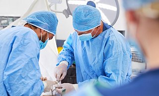 Ein Ärzte-Team bei einer Operation in der Unfallchirurgie. - picture alliance / Zoonar Ein Ärzte-Team bei einer Operation in der Unfallchirurgie. - picture alliance / Zoonar
