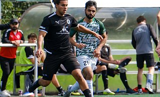 Laufduell zwischen Eintrachts Remo Roy Delgado (l.) und dem Dornberger Yunus Eren Durucan. - Andreas Zobe Laufduell zwischen Eintrachts Remo Roy Delgado (l.) und dem Dornberger Yunus Eren Durucan. - Andreas Zobe