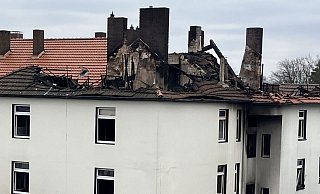 Der Dachstuhl des Wohnhauses ist komplett heruntergebrannt. Die Schornsteine drohen bei Sturm umzustürzen. - Jens Reichenbach Der Dachstuhl des Wohnhauses ist komplett heruntergebrannt. Die Schornsteine drohen bei Sturm umzustürzen. - Jens Reichenbach