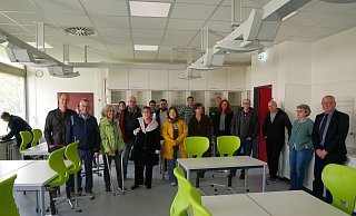 Die naturwissenschaftlichen Räume der Gesamtschule werden aktuell modernisiert. Ein Bild vom Fortgang der Arbeiten machte sich der Schulausschuss. - Klaus Karenfeld Die naturwissenschaftlichen Räume der Gesamtschule werden aktuell modernisiert. Ein Bild vom Fortgang der Arbeiten machte sich der Schulausschuss. - Klaus Karenfeld