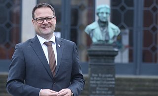 Lars Bökenkröger vor dem Badehaus 1 und der Büste des Berghauptmanns Carl von Oeynhausen. "Über dessen Wirken mehr gesprochen werden müsste", findet der Bürgermeister. - Jörg Stuke Lars Bökenkröger vor dem Badehaus 1 und der Büste des Berghauptmanns Carl von Oeynhausen. "Über dessen Wirken mehr gesprochen werden müsste", findet der Bürgermeister. - Jörg Stuke