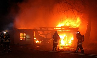 Der Garagentrakt stand in hellen Flammen. Foto: Polizei Minden-Lübbecke - Foto: Polizei Minden-Lübbecke Der Garagentrakt stand in hellen Flammen. Foto: Polizei Minden-Lübbecke - Foto: Polizei Minden-Lübbecke