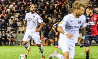 Saban Kaptan (l.) gibt beim SC Wiedenbrück auf dem Platz den Ton an und geht voran. Das bringt ihm jedoch auch die eine oder andere Gelbe Karte ein. Zehn sind es seit Samstag, daher fehlt der 30-Jährige heute im Derby gegen den FCG. - Marina Brüning Saban Kaptan (l.) gibt beim SC Wiedenbrück auf dem Platz den Ton an und geht voran. Das bringt ihm jedoch auch die eine oder andere Gelbe Karte ein. Zehn sind es seit Samstag, daher fehlt der 30-Jährige heute im Derby gegen den FCG. - Marina Brüning