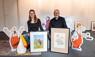 André Sedlaczek beim Aufbau seiner Ausstellung „Irgendwas ist immer“ in der Galerie im Rathaus. Unterstützt wird er von Tochter Felina Queseleit, die zur Eröffnung einen Poetry-Slam-Beitrag zum Thema beisteuern wird. Foto und Repros: Ralf Bittner - Ralf Bittner André Sedlaczek beim Aufbau seiner Ausstellung „Irgendwas ist immer“ in der Galerie im Rathaus. Unterstützt wird er von Tochter Felina Queseleit, die zur Eröffnung einen Poetry-Slam-Beitrag zum Thema beisteuern wird. Foto und Repros: Ralf Bittner - Ralf Bittner
