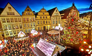 Viele Besucher tummeln sich rund um die Weihnachtsmarkt-Buden auf dem Alten Markt. - Bielefeld Marketing Viele Besucher tummeln sich rund um die Weihnachtsmarkt-Buden auf dem Alten Markt. - Bielefeld Marketing