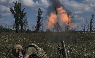 12. August, Bachmut: Ein ukrainischer Soldat feuert mit einem Mörser auf russische Stellungen an der Frontlinie. - Libkos/AP/dpa 12. August, Bachmut: Ein ukrainischer Soldat feuert mit einem Mörser auf russische Stellungen an der Frontlinie. - Libkos/AP/dpa