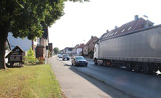 Rund 13.000 Fahrzeuge durchqueren täglich die Ortschaft Godelheim, darunter ein zunehmender Anteil von Schwerlastverkehr. Auch das ist ein Grund dafür, dass der Lückenschluss dringend erwartet wird. - burkhard battran Rund 13.000 Fahrzeuge durchqueren täglich die Ortschaft Godelheim, darunter ein zunehmender Anteil von Schwerlastverkehr. Auch das ist ein Grund dafür, dass der Lückenschluss dringend erwartet wird. - burkhard battran